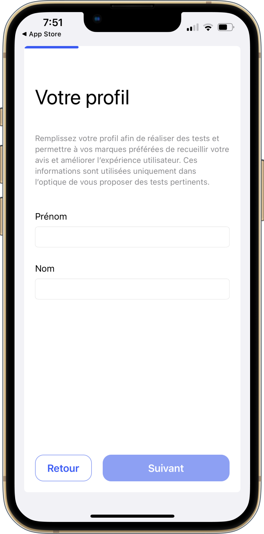 Un écran qui comprend un champ pour fournir un prénom et un autre champ pour fournir un nom de famille. Un bouton Suivant permet à l'utilisateur de passer à l'écran suivant et un bouton Retour permet à l'utilisateur de revenir à l'écran précédent